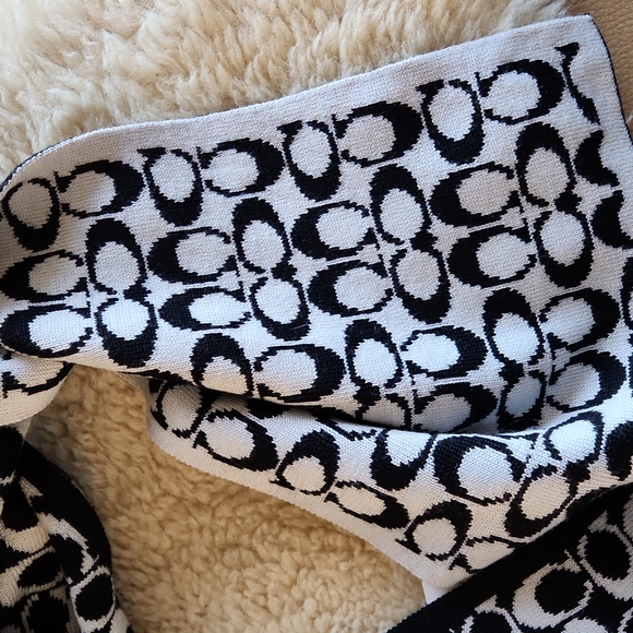 Beautiful NWT Coach Knit Signature Logo Scarf 🖤🧣🎁 - Picture 2 of 12